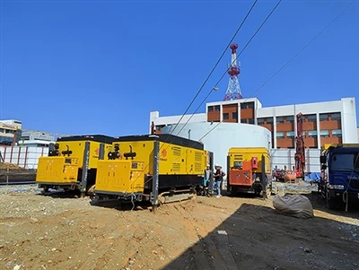 Chuyến tham quan kiểm tra bảo trì máy nén khí di động của kỹ sư hậu mãi Tewat...
